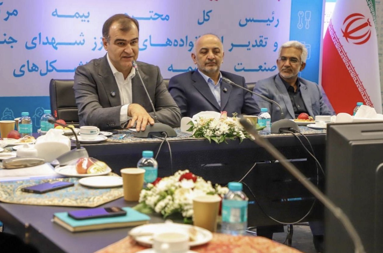 ✅ رئیس کل بیمه مرکزی در آیین تقدیر از خانواده شهدای جنگ رمضان و بازدید از شرکت بیمه دی:صنعت بیمه خدمت‌رسانی به بیمه‌گذاران را افتخار خود می‌داند