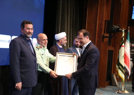 در اولین اجلاس جهادگران اقتصادی ایران صورت گرفت: تجلیل از مدیرعامل بیمه البرز به عنوان جهادگر اقتصادی با حضور رییس قوه قضائیه و فرمانده کل نیروی انتظامی کل کشور از مدیرعامل بیمه البرز به عنوان جهادگر اقتصادی تجلیل شد.